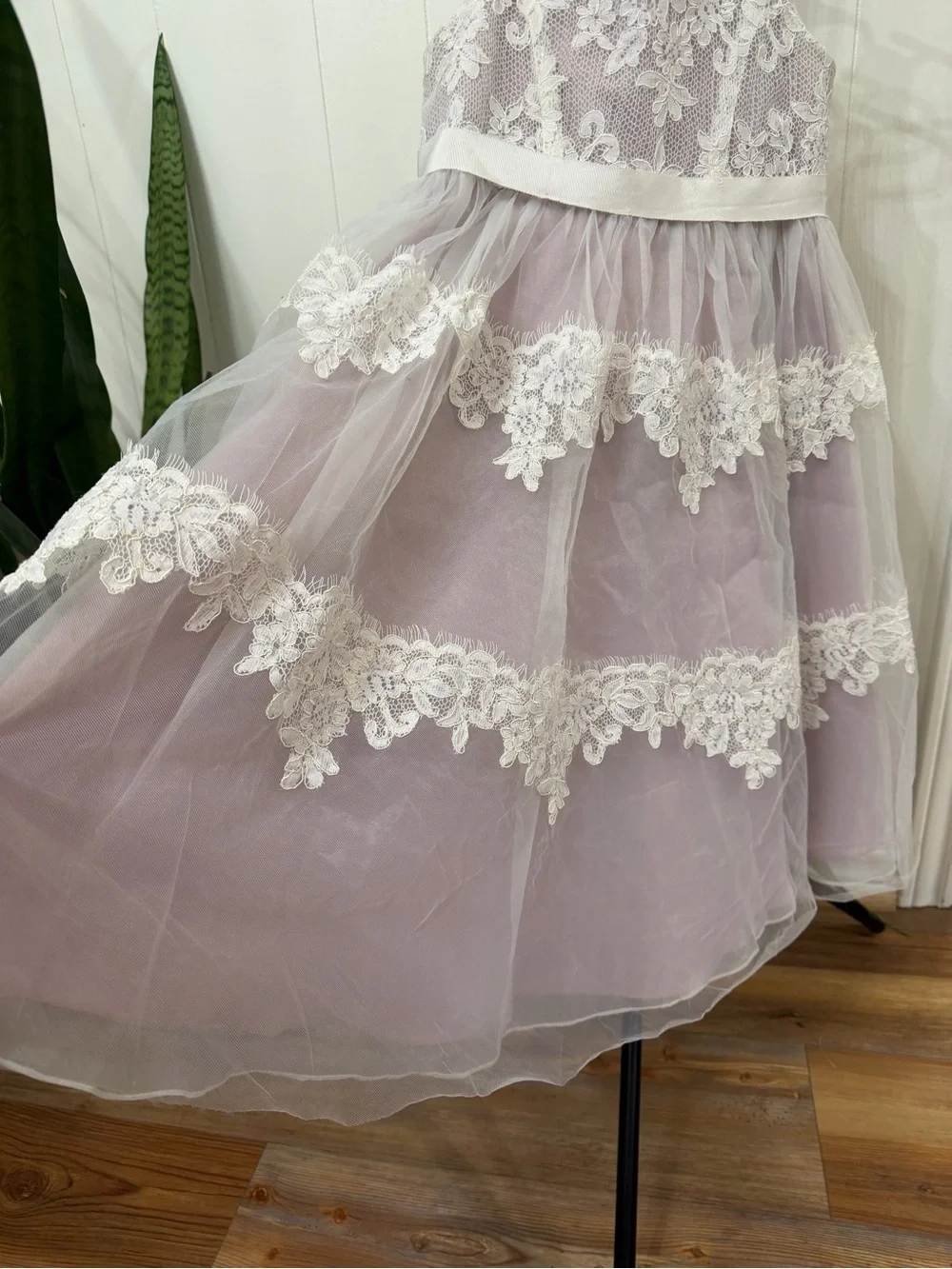 Little girls David’s Bridal Lace & Tulle Dress size 5 - Picture 4 of 9